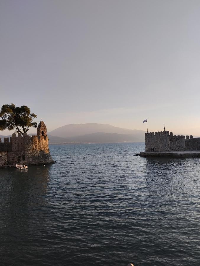 Πέτρινο Στη Θάλασσα Leilighet Návpaktos Eksteriør bilde